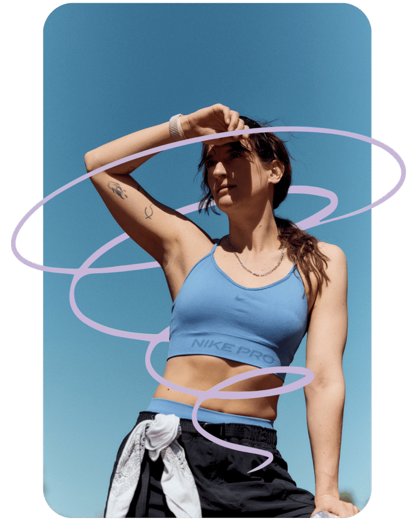 Chrissi Jung in blauem Sporttop vor blauem Himmel
