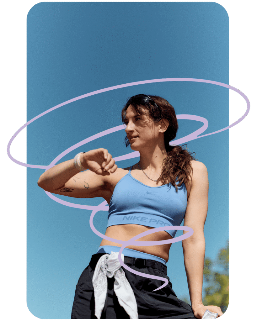 Chrissi Jung in blauem Sporttop vor blauem Himmel